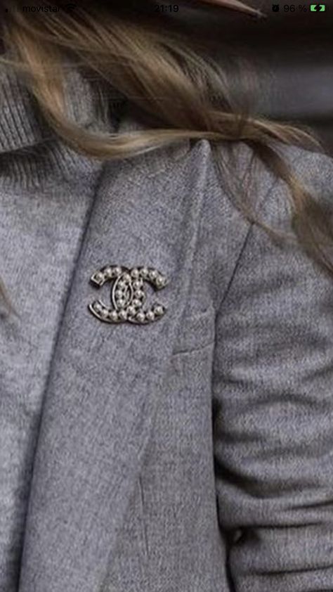 Brooch On Blazer, Wear A Brooch, Chanel Pins, Brooch Style, 2024 Style, Casual Chic Outfit, Beautiful Clothes, Beautiful Outfits, Business Women