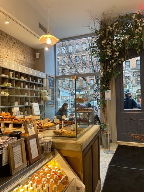 Lukes Cafe Aesthetic, Cafe Aesthetic New York, Cafe Nyc Aesthetic, Cafe Inspo Aesthetic, Nyc Cafe Interior, City Cafe Aesthetic, Food Cafe Aesthetic, New York Cafes, Cafecore Aesthetic