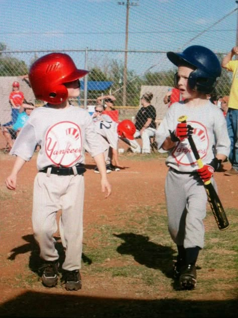 Little league baseball...only awesome :-) Baseball Mom Aesthetic, Baseball Kids Photoshoot, Little League Baseball Pictures, Youth Baseball Pictures, Draw Halloween, Lopez Brothers, Kids Playing Baseball, Baseball Kids, Catching Feelings