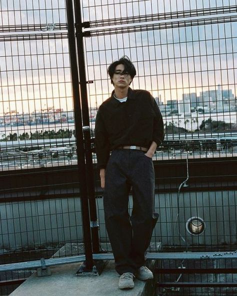 90s Fashion Men, 일본 패션, 90s Men, Mens Outfit Inspiration, Human Poses Reference, Human Poses, Japanese Street Fashion, Streetwear Men Outfits, Pose Reference Photo