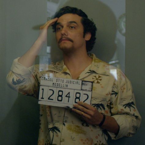 Pablo Escobar Costume, Don Pablo Escobar, Pablo Emilio Escobar, Alone Photography, Muscle Up, Pablo Escobar, Pedro Pascal, Thug Life, Aesthetic Movies