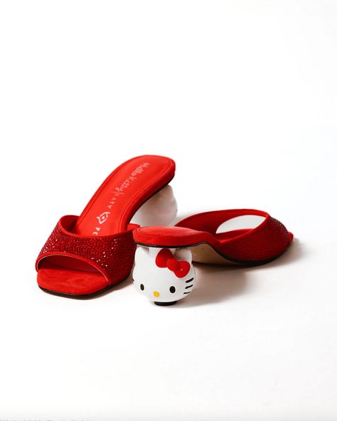 Taking Kitten Heels to a new level! Hello Kitty Meets Katy Perry 😍 Hello Kitty Roller Skates, Whimsical Luxury, Hello Kitty Heels, Rich Shoes, Hello Kitty Shop, Hello Kitty Face, September Fashion, Hello Kitty Shoes, Hello Kitty House