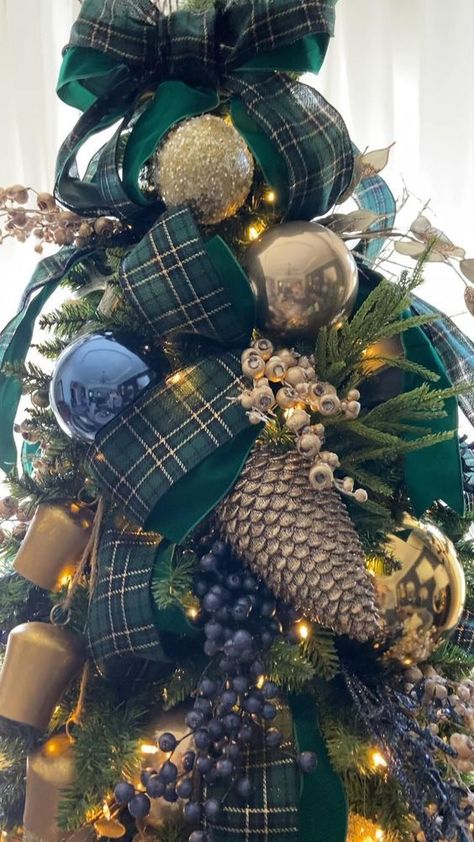 Green Christmas Tree Decorations, Blue Christmas Tree Decorations, Blue Christmas Decor, Christmas Tree Decorating Themes, Blue Christmas Tree, Elegant Christmas Trees, Tartan Christmas, Plaid Christmas Tree, Pencil Christmas Tree