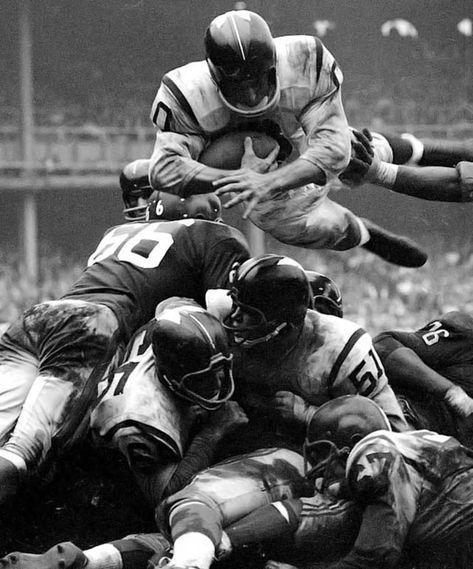 Best NFL Player by Jersey Number: 00-49 | Sports Illustrated Old Football, Black And White Football, Best Nba Players, Nfl Championships, Football Photography, Nfl Player, Football Hall Of Fame, Nfl History, Black And White Landscape