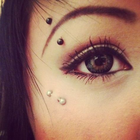 http://www.piercingmodels.com/anti-eyebrow-piercing-information-pictures/ Under Eye Piercing, Piercing No Rosto, Piercings Corps, Piercing Arcade, Labret Vertical, Anti Eyebrow, Piercing Face, Eyebrow Piercing Jewelry, Surface Piercing