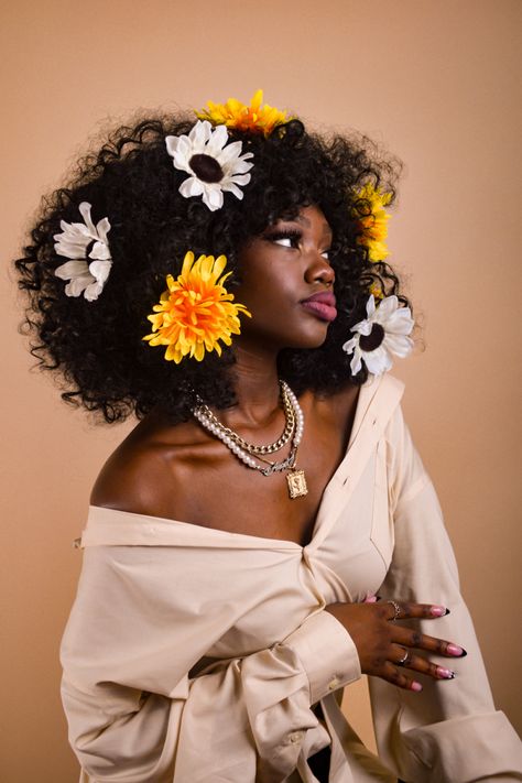 Afro Birthday Photoshoot, Afro With Flowers Black Women, Photoshoot With Flowers Black Woman, Flower Afro Photoshoot, Black Women With Flowers In Hair, Afro Photoshoot Ideas, Flower Hair Photoshoot, Flower Themed Photoshoot, Birthday Photoshoot Ideas Flowers