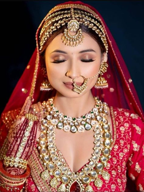 Bridal Beauty & Makeup Ideas for Indian Bride Mathapatti Brides, Hairstyle With Mathapatti, Bridal Mangtika, Dewy Face Makeup, Soft Pink Makeup, Uni Makeup, Latest Bridal Jewellery, Dewy Makeup Tutorial, Soft Makeup Look