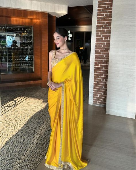 Ananya 💛💫 (@ananyapanday) • Instagram photos and videos Ananya Pandey Saree, Everyday Saree, January Dress, Indian Dress Up, Sleeveless Blouse Designs, Ananya Pandey, Saree Wearing Styles, Ananya Panday, Saree Jewellery