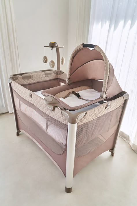 Es ideal pra acompañar a tu bebé, haciendo que las horas de sueño sean cómodas y seguras. #Carestino #Bebes #CunaDeBebe Baby Bed Boy, Baby Accesories, Deco Studio, Baby Momma, Baby Boy Room Decor, Baby Room Inspiration, Baby Inspiration, Baby Necessities, Dream Baby