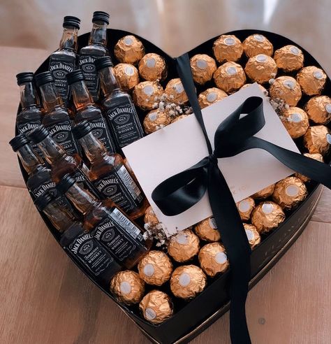 Rêver D'amour🌸 on Instagram: “For him🖤” Black Gift Box Ideas For Him, Black Box Gift, Black Gift Basket Ideas, 20th Birthday Gift, Candy Bouquet Diy, 20th Birthday Party, Chocolate Gifts Basket, Gift Wrapping Techniques, Creative Gift Wrapping