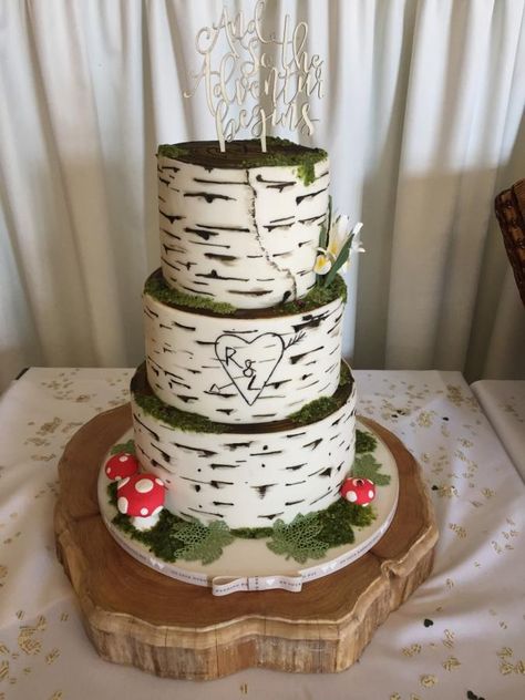 Woodland birch wedding by Andrea  - http://cakesdecor.com/cakes/328373-woodland-birch-wedding Aspen Tree Wedding, Tree Wedding Cake, Woodland Wedding Cake, Stump Cake, Tree Stump Cake, Wedding Cake Tree, Wedding Cake Cupcakes, Aurora Wedding, Rustic Wedding Cakes