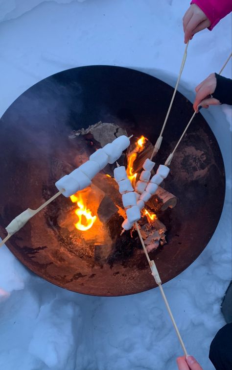 Winter Cooking Aesthetic, Snow Camping Aesthetic, Winter Festival Aesthetic, Smores Outside, Winter Birthday Aesthetic, Narnia Cake, Snow Date, Snow Food, Ski Birthday