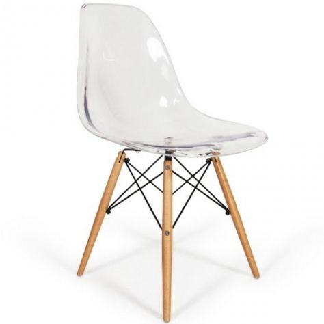 La silla Eames DSW de diseño es ya legendaria. Inspirada en la famosa silla de Charles Eames DSW del diseño original que se hizo por primera vez en plástico en 1948. La Eames DSW es una silla contemporánea y permanece en la era del tiempo, gracias a su respaldo y su asiento en policarbonato transparente. Su base de madera con refuerzo adicional en el interior de acero, a parte de sus varillas metálicas lacadas en negro; le dan este diseño original. Esta silla de diseño combinara en toda sencille Dsw Chair, Transparent Chair, Charles Ray Eames, Eames Dsw, Chaise Chair, Chaise Metal, Charles Ray, Charles & Ray Eames, Charles Eames