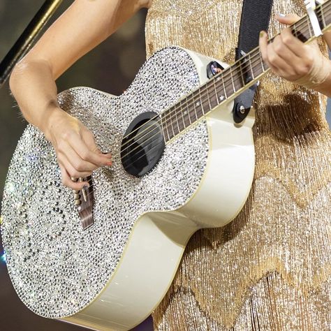 Taylor Swift Fearless Era Aesthetic, Fearless Aesthetic, Taylor Swift Guitar, Fearless Album, Taylor Swift Merch, Fearless Era, Aesthetic Era, Taylor Guitar, Taylor Swift Birthday