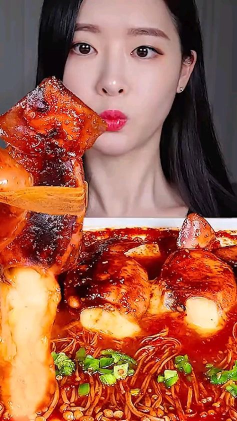 Asmr Videos Food Eating Noodles, Chili Noodles, Mukbang Korean, Clean Eating Chicken Recipes, Clean Eating Dessert Recipes, Noodles Chicken, Food Spicy, Chili Chili, Homemade Chinese Food