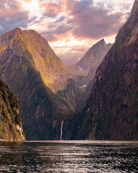 Travel New Zealand With Me on Instagram: “Near Twizel you’ll find one of the most magnificent blue lakes in New Zealand, Lake Ruataniwha 🐬💦🐟 Who would you love to #explore here…” Milford Sound New Zealand Photography, Nz Scenery, Milford Sound New Zealand, Scenery Beautiful, Travel Photography Nature, Versailles Garden, New Zealand Landscape, Milford Sound, Mountain Wallpaper