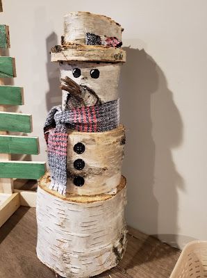 Once Daily DIY: Snowman made with Birch Logs Birch Decorations, Birch Tree Decor Christmas, Diy Snowmen, Log Snowman, Birch Wood Crafts, Birch Tree Decor, Birch Craft, Birch Logs, Christmas Projects Diy