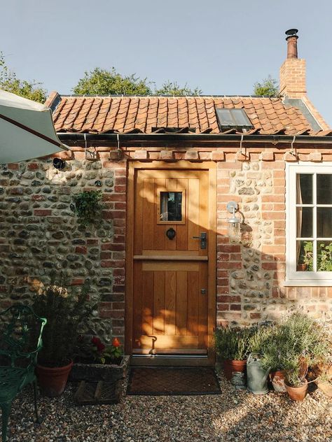 Creative Small Apartment Ideas, Dream Cottage House, English Style Garden, Hawthorn House, Cottage Shed, Brown Cupboards, Gardeners Cottage, Sparking Joy, Cottage Door