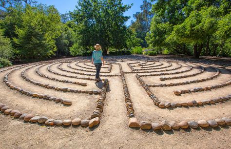 Rock Labyrinth, Diy Mosaic Garden, Cleansing Recipes, Spooky Garden, Labyrinth Walk, Labyrinth Garden, Health Benefits Of Walking, Labyrinth Design, Prayer Garden