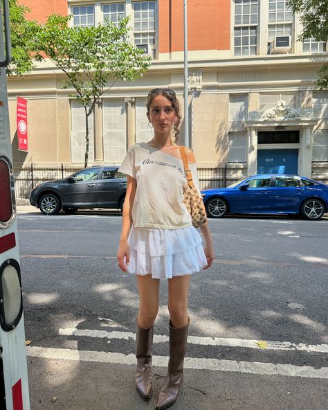 I love burrata with all my heart Tiered Mini Skirt Outfit, White Flowy Skirt Outfit, Ruffle Mini Skirt Outfit, White Mini Skirt Outfit, Tiered Skirt Outfit, Nil Sani, White Skirt Outfits, Short Skirts Outfits, Tiered Mini Skirt