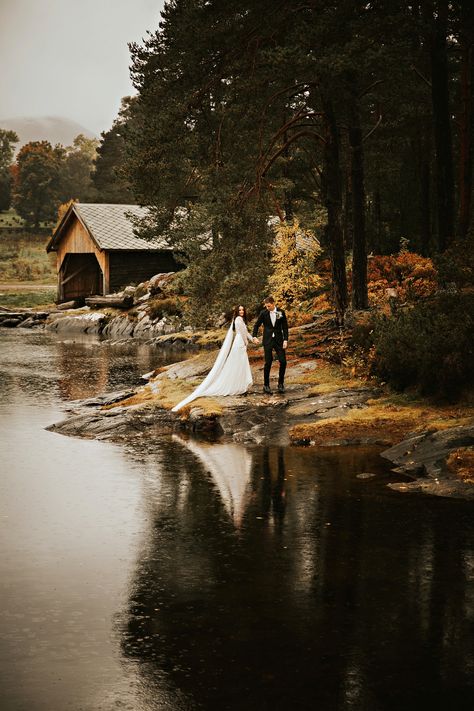 Cabin Wedding Aesthetic, Cabin Wedding Photography, Autumn Wedding Outdoor, Autumn Wedding Venues Outdoor, Fall Wedding Elopement, Cabin Wedding Photos, Autumn Wedding Photoshoot, October Wedding Aesthetic, Fall Cabin Wedding