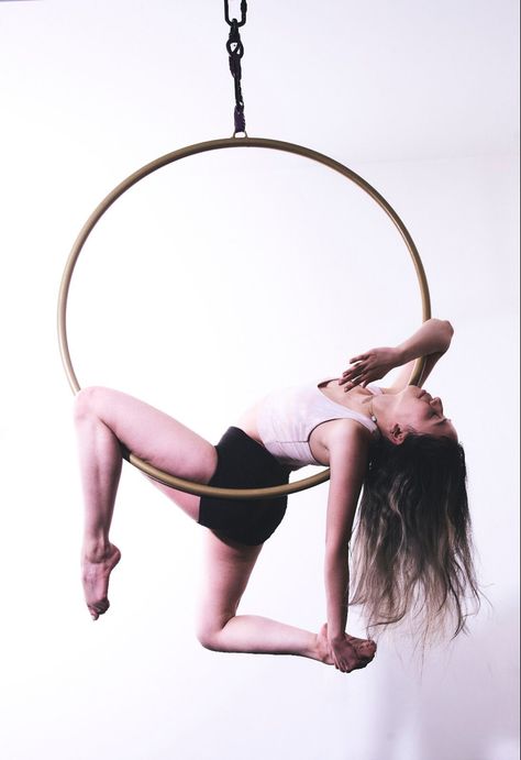 #girlpower #lira #acrobatic #dance #artist #art Lyra Photoshoot Poses, Aerial Lyra Photography, Acrobat Aesthetic, Aerial Hoop Photoshoot, Lyra Photoshoot, Hoop Photoshoot, Hoop Poses, Aerial Photoshoot, Lyra Poses