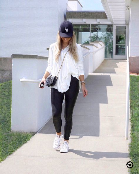 Sporty Outfits Dress To Impress, Hair Stylist Work Outfits, Ballcap Outfits Women, Fair Date Outfit, Easy Mom Style, Casual Sunday Outfit, Normcore Style, Chic Mom Outfits, Leggins Outfit