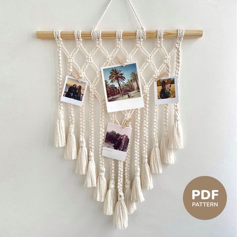 Macrame Picture Hanger Pattern, Diy Macrame Photo Hanger, Macrame Photo Holder, Macrame Photo Hanger, Macrame Picture Hanger, Macrame Photo Wall Hanging, Photo Wall Display, Tutorial Macramé, Macrame Mandala