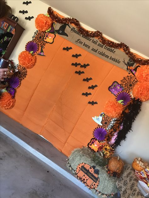 Halloween Photo Booths, Halloween Picture Backdrop Diy, Halloween Photo Wall Ideas, Fall Photobooth Diy, Easy Halloween Photo Booth, Halloween Carnival Photo Booth, Diy Halloween Photo Booth, Halloween Photobooth Idea, Spooky Photo Backdrop