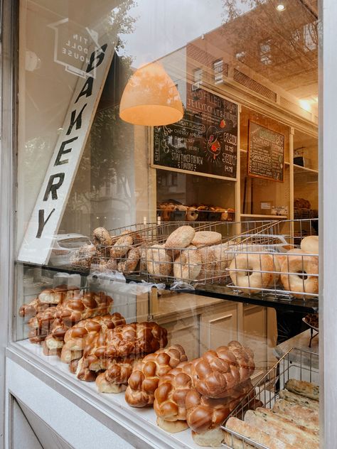 Nyc Bagel Aesthetic, Bagel Shop Interior, Corner Shop Aesthetic, Bagel Shop Design, Bagel Shop Aesthetic, Bagel Restaurant, Bagel Display, Bagels Nyc, Bagel Cafe