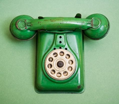 A mi no me gusta hablar por teléfono de la mańana. Toy Phone, Telephone Vintage, Prime Colors, Branding Website, Vintage Phones, Green Toys, Marketing Advertising, Vintage Telephone, Green Photo