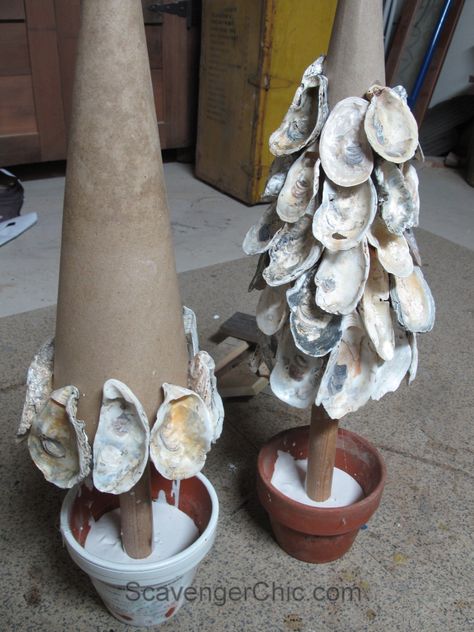 Oyster Shell Tree, beachcombing and seashell projects Deco Marine, Coastal Farmhouse Decor, Oyster Shell Crafts, Art Coquillage, Seashell Projects, Coastal Christmas Decor, Shells Diy, Beachy Christmas, Farmhouse Decor Ideas