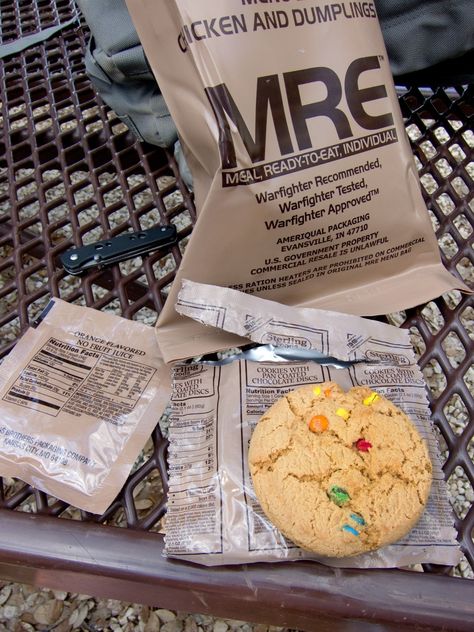 Military Food In The Camp, Mre Food Military, Mres Food, Army Food, Mre Food, Soldier Man, Meal Kits Diy, Army Photography, Military Food