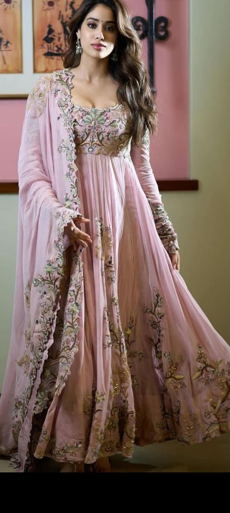 भारतीय दुल्हन संबंधी, डिजाइनर कपड़े, Embroidery Thread Work, Pink Anarkali, Desi Fits, Anarkali Dress Pattern, Janhvi Kapoor, Desi Outfits, Indian Dresses Traditional