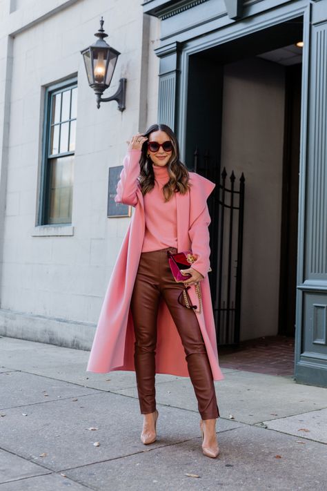 burgundy leather pants Pink And Burgundy Outfit, Outfits Leggins, Pink And Burgundy, Burgundy Outfit, Look Office, Leather Pants Outfit, Pink Coat, Brown Pants, Pink Outfits