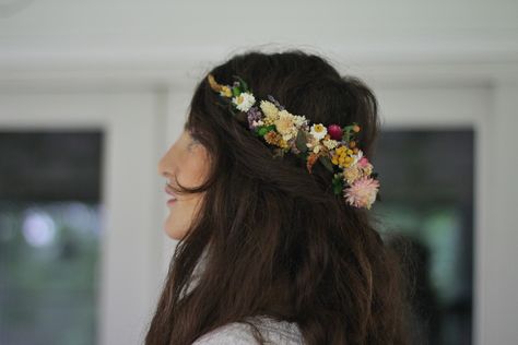 This stunning floral crown is made of an assortment of real dried flowers in different shapes, colours and sizes, all wrapped around a metal base. The headband is made out of a flexible type of metal, allowing the size to be easily adjusted and become bigger or smaller by stretching out the metal of headband or squeezing it inward. On top of that, you have the freedom to choose if you want to wear it on the front of the head, like an impressive flower wreath, or in the back of the head, like a G Floral Crown Veil, Chic Bridal Hair, Wedding Crown Floral, Bridal Jewerly, Goddess Headband, Wedding Dresses Whimsical, Boho Bridal Hair, Floral Tiara, Simple Bride