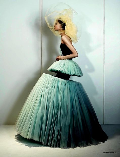 Viktor & Rolf’s Surreal cut out dress from their SS2010 collection Victor And Rolf, Magdalena Frackowiak, Mode Editorials, Sculptural Fashion, Couture Mode, Viktor & Rolf, Mode Inspiration, Looks Vintage, Costume Design