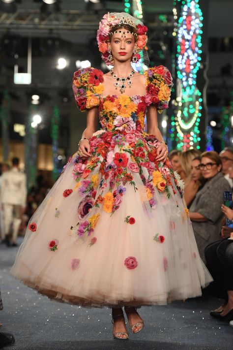 Dolce & Gabbana- HarpersBAZAARUK Ellie Saab, Flower Gown, Unusual Dresses, Dress Runway, Moda Floral, Floral Fashion, Flower Dress, Flower Fashion, Mode Inspiration