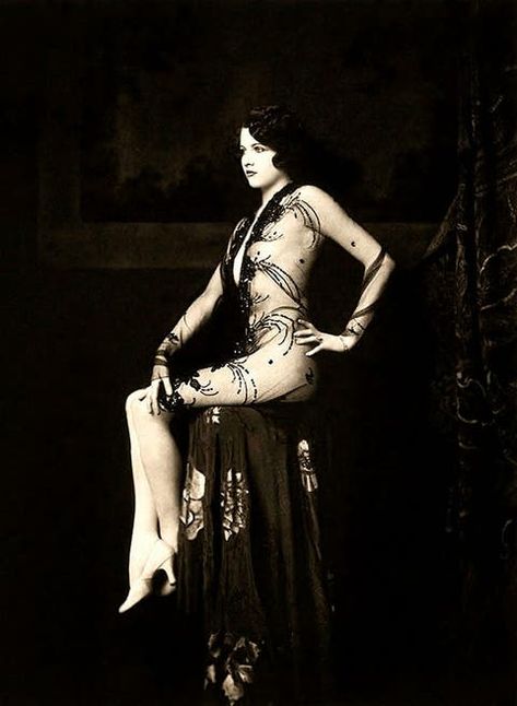 35 Beautiful Portrait Photos of Ziegfeld Follies Showgirls From the 1920s Taken by Alfred Cheney Johnston ~ Vintage Everyday Photography 1920s, Burlesque Vintage, Flapper Girls, Ziegfeld Follies, Ziegfeld Girls, Vintage Burlesque, Pin Up Vintage, Glamour Vintage, Louise Brooks