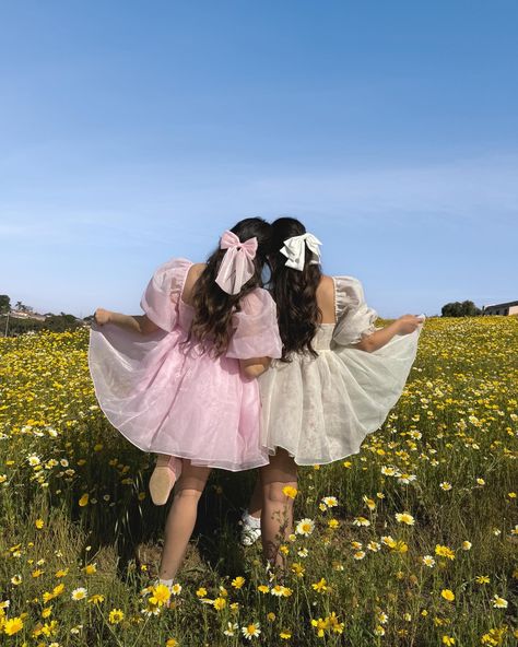 Wanna dress up and frolick in a field of daisies? 🥹🩰🎀@paulinehaydee Spring inspo, spring aesthetic, selkie dress, flower fields, bff goals, girly aesthetic, girly inspo, pink lover, pink girly, Pinterest inspired Selkie Dress, Field Of Daisies, Quinceanera Photoshoot, Aesthetic Girly, Photo Recreation, Spring Inspo, Best Friend Photoshoot, Girly Aesthetic, Bff Photoshoot