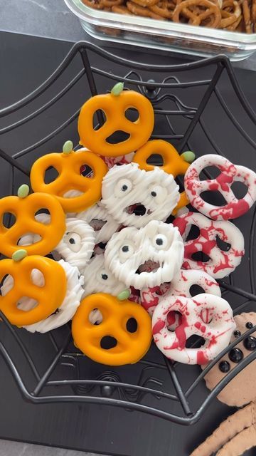 Diy Halloween Food, Halloween Themed Snacks, Pasteles Halloween, Halloween Pretzels, Halloween Deserts, Halloween Sleepover, Days Till Halloween, Easy Halloween Snacks, Postres Halloween