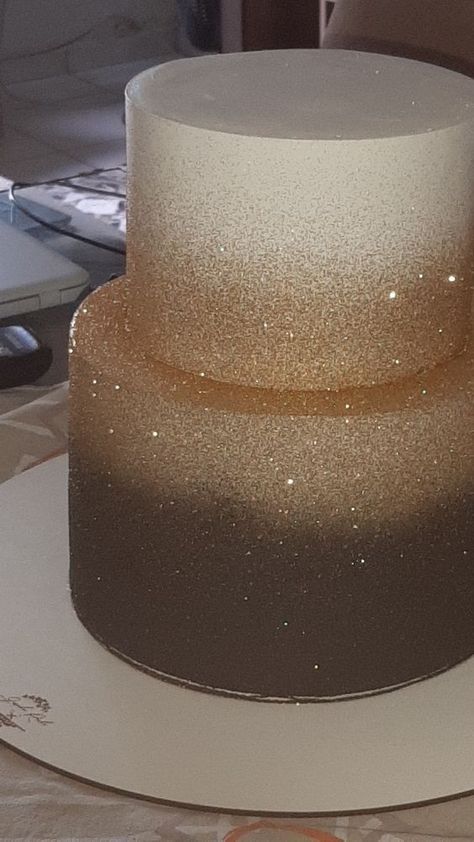 10 Amazing Golden Birthday Cake Ideas to Make Your Day Shine! 10 Glitter Cake Ideas, Golden Birthday Cake Ideas, Golden Birthday Themes, 50th Birthday Cake For Women, 24th Birthday Cake, Golden Birthday Cakes, Sparkle Cake, 50th Anniversary Cakes, Golden Cake