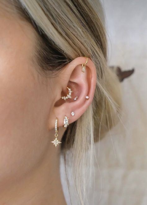 Ear Inspiration, Minimalist Ear Piercings, Ear Peircings, Ear Piercings Chart, Earring Stack, Cool Ear Piercings, Pretty Ear Piercings, Cool Piercings, Cute Ear Piercings