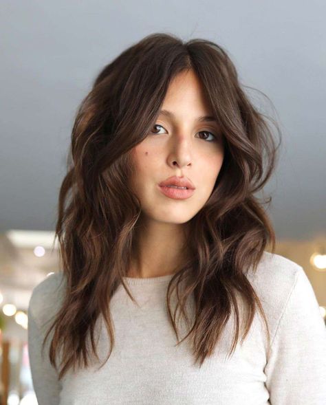 100 cortes de pelo que se llevan en 2023 y sientan muy bien Layered Shag Haircut, Mid Length Hair With Bangs, Shag Haircut Ideas, Layered Shag, Layered Thick Hair, Shaggy Long Hair, Medium Shag Haircuts, Long Shag Haircut, Medium Length Hair With Layers