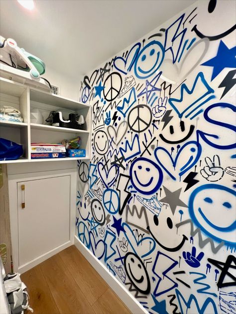 Another mural for the books! And a boys wall for a change! Love how the stencil look pulled this design together.  Besides the spray painting, of course, another favorite part of these projects is hanging with the cutest kiddos! Painting Walls Ideas Aesthetic, Wall Design Ideas With Paint, Corey Paige Designs, Wall Paint Designs Y2k, Painting Ideas Wall Bedroom, Walls Ideas Painting, Spray Painted Room Wall, Spray Paint In Room, Mural Wall Art Paintings Bedrooms