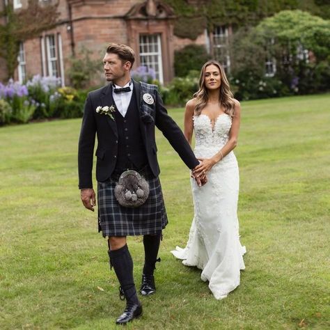 Castles, kilts and a horse drawn carriage, this is what you get when an American girl marries a Scotsman on a fairytale wedding day. A huge congratulations to @kramergirl and @superiorstriker who tied the knot in style this summer. We were delighted to provide our contemporary highlandwear for groom Allan and his wedding party. Allan chose our exclusive Oban Mist tartan and completed his look with a matching pleated plaid and eye-catching fur sporran. His grooms party coordinated in our Oba... Wedding Kilts Grooms, Scottish Groom, Scottish Party, Caswell House, Wedding Kilt, Kilt Wedding, Grooms Party, Horse Drawn Carriage, Kilt Outfits