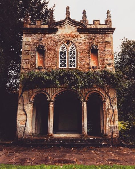 Annalise’s Adventures | Bath on Instagram: “The Georgian Bath 🛁 House at Corsham Court...🇬🇧🇬🇧🇬🇧 . . .  #igerswiltshire #visitwiltshire #corsham #lovegreatbritain #loveuk #visitengland…” Gothic Revival House, British Interior, West England, Gothic Revival, Visiting England, Bath House, South West, Great Britain, Barcelona Cathedral