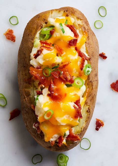 Delish Loaded Baked Potato Recipes, Soft Meals, Baked Potato Toppings, Baked Potato Recipe, Loaded Potatoes, Cheddar Recipes, Best Baked Potato, Making Baked Potatoes, Loaded Baked Potato