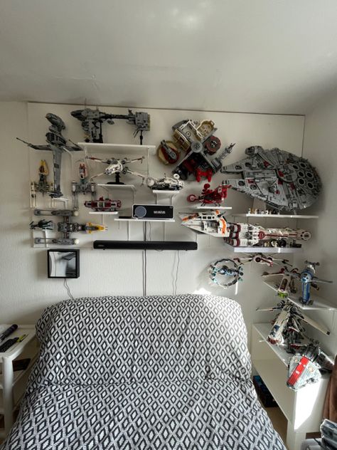 Lego In Bedroom, Lego Star Wars Millenium Falcon Display, Star Wars Room Decor Aesthetic, Star Wars Nerd Room, Lego Room Aesthetic, Lego Star Wars Room, Star Wars Game Room, Nerd Bedroom, Spiderman Room Decor