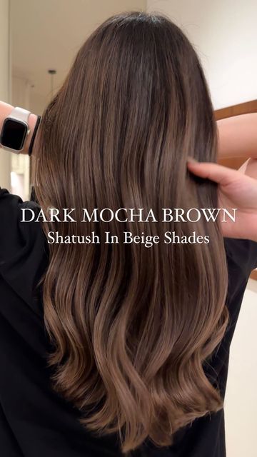 DW CREATIVE GROUP on Instagram: "Dark Mocha Brown 🐻🤎 SHATUSH in Beige shades ✨ See how we created a blend of brown with subtle transitions of SHATUSH highlights 🔝 Thanks to this technique, the highlights are placed below the roots, giving the color a very natural look 🫶🏻 #beige #brownhaircolor #hairhighlights #shatushhair #hairdone #hairtutorial #hairtrends #beigebrown ________________________________________________________________________ Dark Mocha Brown 🐻🤎 SHATUSH w Beżowych odcieniach ✨ Zobacz, jak stworzyliśmy połączenie brązu z delikatnym przejściem refleksami SHATUSH 🔝 Dzięki tej metodzie refleksy znajdują się poniżej odrostu, co sprawia, że kolor wygląda bardzo naturalnie 🫶🏻 Która z Was myślała kiedyś o takim odcieniu 🔝✨?" Different Brown Shades Of Hair, Neutral Light Brown Hair With Highlights, Brown Hair Colors Neutral, Brunette Base Color, Brown Hair Mocha Highlights, Subtle Brunette Babylights, Brown Soft Highlights, Mocha Brown Hair Highlights, Bambi Brown Hair Color